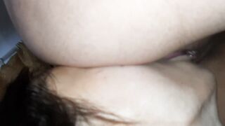 Вылизывала киску на столе раком, пока я не кончила ей в рот