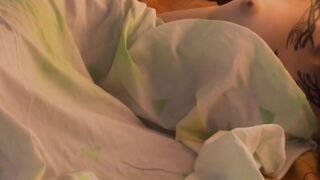 Mi se despierta muy cachonda y no agunata tocarse.