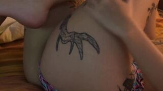 Mi se despierta muy cachonda y no agunata tocarse.