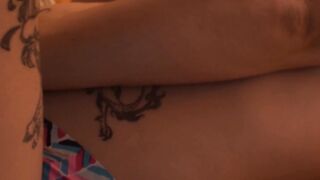 Mi se despierta muy cachonda y no agunata tocarse.