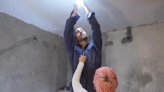 Vecina me la chupa y se deja coger para que vaya rapido a arreglar un problema en su casa