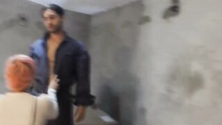 Vecina me la chupa y se deja coger para que vaya rapido a arreglar un problema en su casa