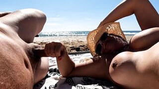 Esta chica poco a poco se calienta y me pide que me corra en sus tetas