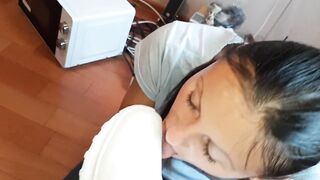 Мои кроссовки такие белые, потому что их облизывает моя девушка - lesbo_illusion