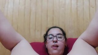 Hermosa lalin girl mostrando sus pies y pussy abierta
