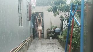 Festejando desnuda bajo la lluvia voyeur desde la calle