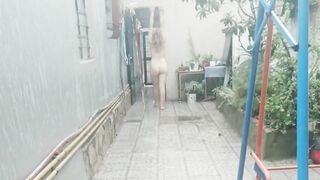 Festejando desnuda bajo la lluvia voyeur desde la calle
