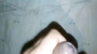 Hombre masturbándose antes de la ducha