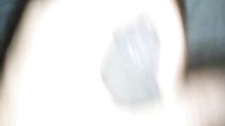 Hombre masturbándose antes de la ducha