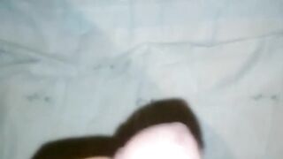 Hombre masturbándose antes de la ducha