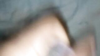 Hombre masturbándose antes de la ducha