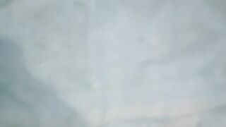 Hombre masturbándose antes de la ducha