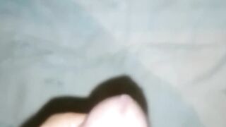 Hombre masturbándose antes de la ducha