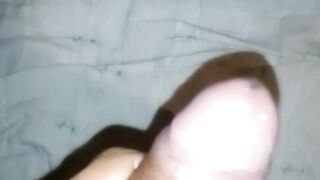 Hombre masturbándose antes de la ducha