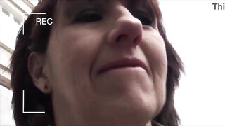 The bourgeois granny gets screwed by a stranger in the apartment !