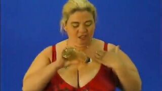 An oiled bushy big beautiful woman screws with her fucker