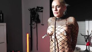 Intensive Snatch Punishment Session - Mrs Ungeniert gets shoved to her limitations.