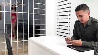 Prostitute has sex with police officer in Colombian prison - Rosxana Gutierrez & DaniClark