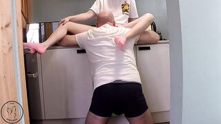 Przyrodnia siostra dostaje ładunek spermy prosto w swoją ciasną cipkę (PED SOCKS)