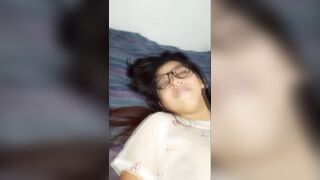 Caliento a mi compañera mientras juega