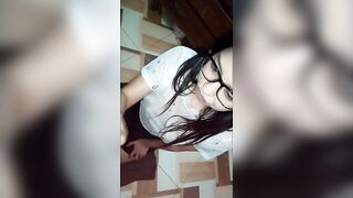 Caliento a mi compañera mientras juega