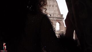 Bellissima italiana si affaccia dal balcone con le tette enormi