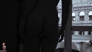 Bellissima italiana si affaccia dal balcone con le tette enormi