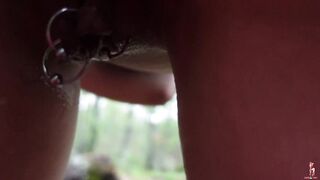 Teen con un grosso culo si scopa con un sextoy nel bosco , squirting