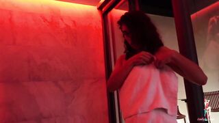 Doccia sensuale, pompino nella yacuzzi poi viene sul tantra