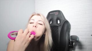 Fitness Cutie Dusk Her Butt and Lick It