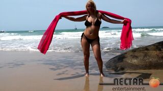 Experienced Blond Giving Her Butt in the Sand