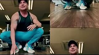 El es un chacal varonil que hace pictures y episodes porno homosexual donde se masturba su pequeño pene