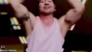 El es un chacal varonil que hace pictures y episodes porno homosexual donde se masturba su pequeño pene