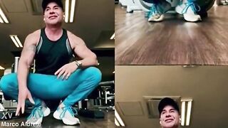 El es un chacal varonil que hace pictures y episodes porno homosexual donde se masturba su pequeño pene