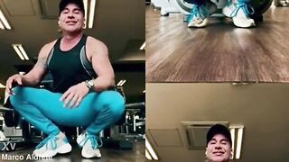 El es un chacal varonil que hace pictures y episodes porno homosexual donde se masturba su pequeño pene