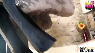Petra toglie ballerine e calzini per mostrarti i piedi