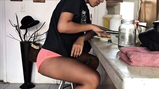 I Interrupted Her Breakfast with Raw Penis Previous to Jizzing Her Cunt