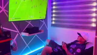 I'm playing a clip game whilst I'm getting a oral-job from my stepsister