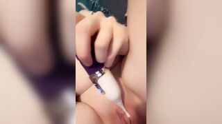 White hotty playing with herself