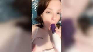 White hotty playing with herself