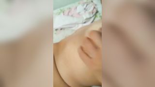 Chica se masturba su vagina con sus dedos dentro de rica