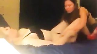 Lesbian friend who seduces his partner of flat. Lesbianas.