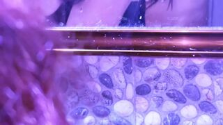 ENCUENTRO a mi AMIGA en el baño y COJEMOS hasta hacerle CREAMPIE