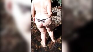 Madrasta se exibindo em público.