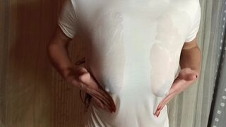 camiseta mojadas tetas grandes