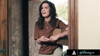 Courier Chick Enjoys Hard Screw Break