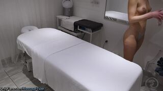 Hawt Female Massage Client Flashing Her Snatch to the Therapist
