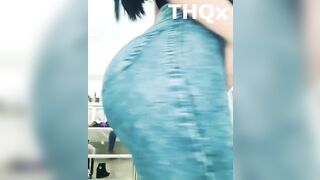 Mulher gostosa com bunda muito grande em jeans