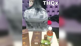 Gostosa com uma bunda grande usando saia