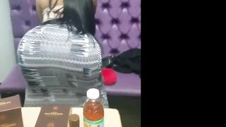 Gostosa com uma bunda grande usando saia